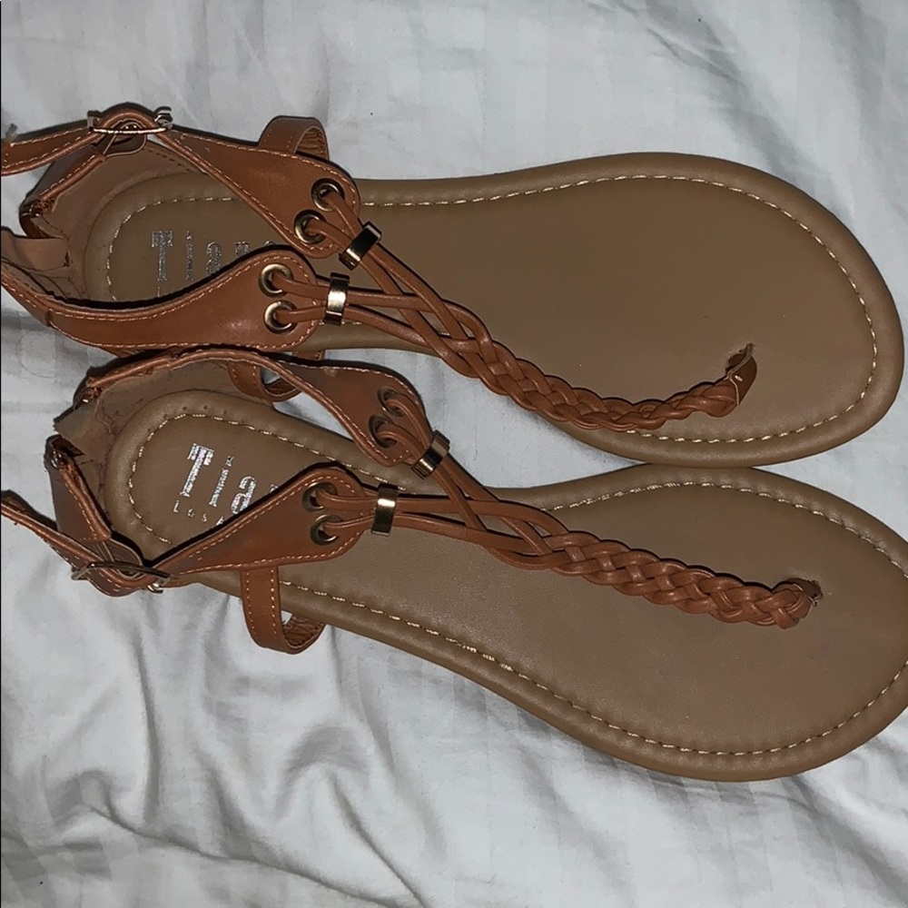 Bnwt strapping sandals